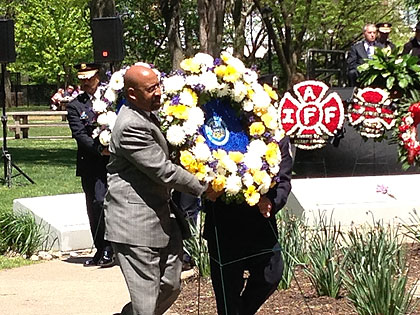 (Mayor Nutter places a wreath at the Living Flame Memorial, in Franklin Square.  Credit: Mike DeNardo)