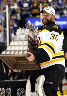 Tim Thomas with the Conn Smythe Trophy in 2011 (Photo by Bruce Bennett/Getty Images) 