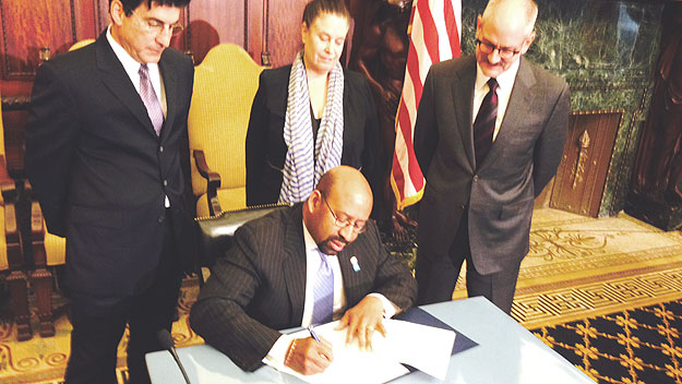 (Mayor Nutter signs an executive order prohibiting smoking in all city parks.  Photo by Steve Tawa)
