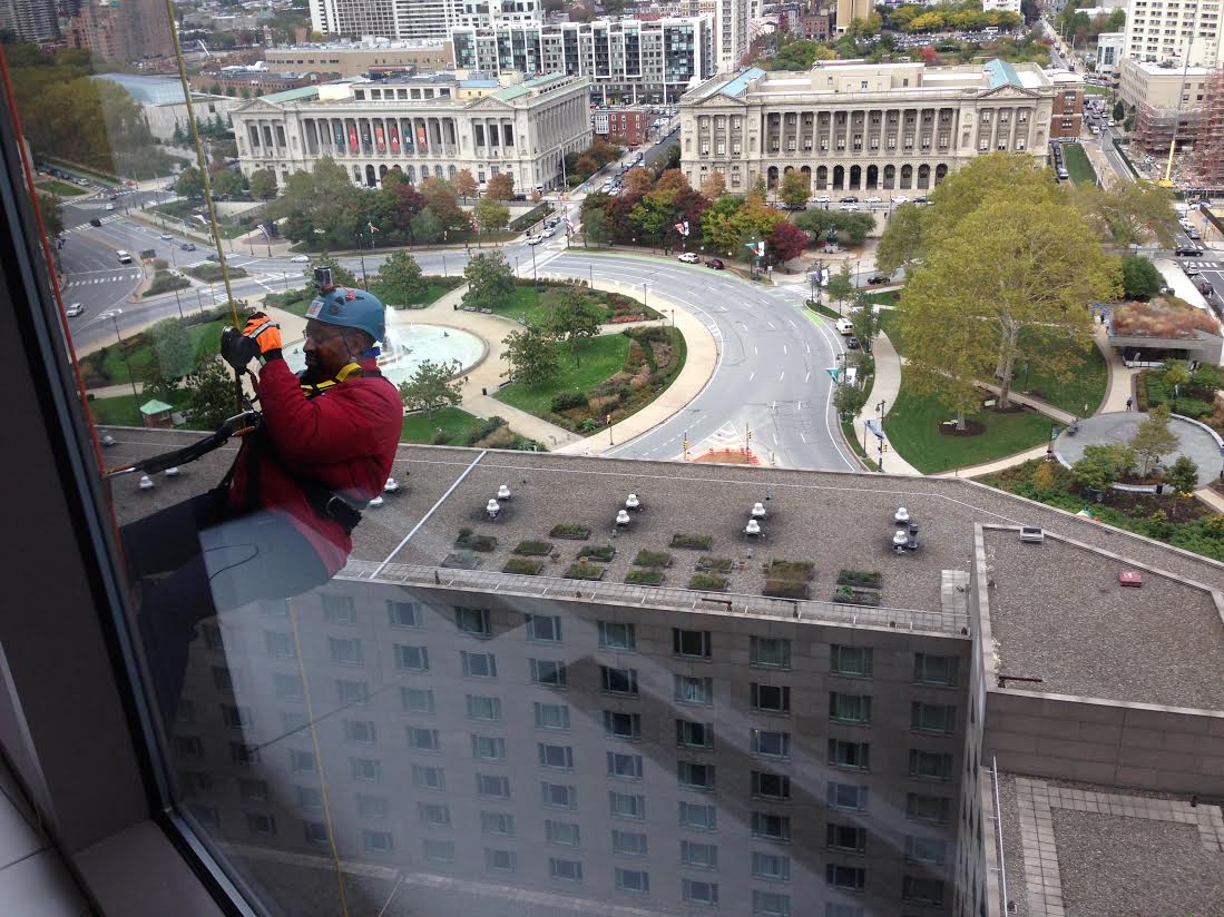 (Mayor Nutter reaches the 15th floor, on the way down.  Photo by Steve Tawa/ KYW Newsradio)