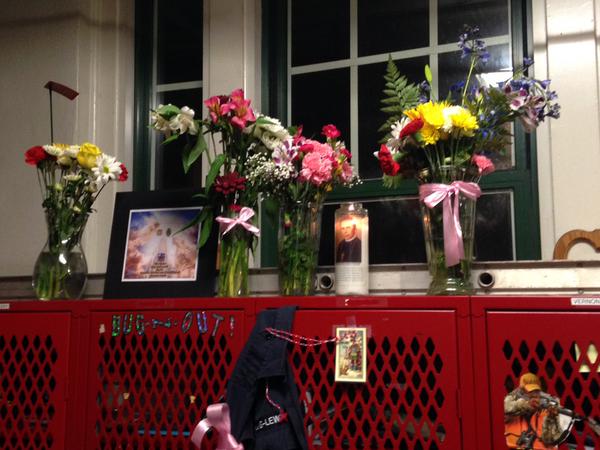 Inside Engine 64, where Craig-Lewis was stationed, her colleagues placed a bouquet of flowers above her locker in her honor.  (credit: David Spunt/CBS3)