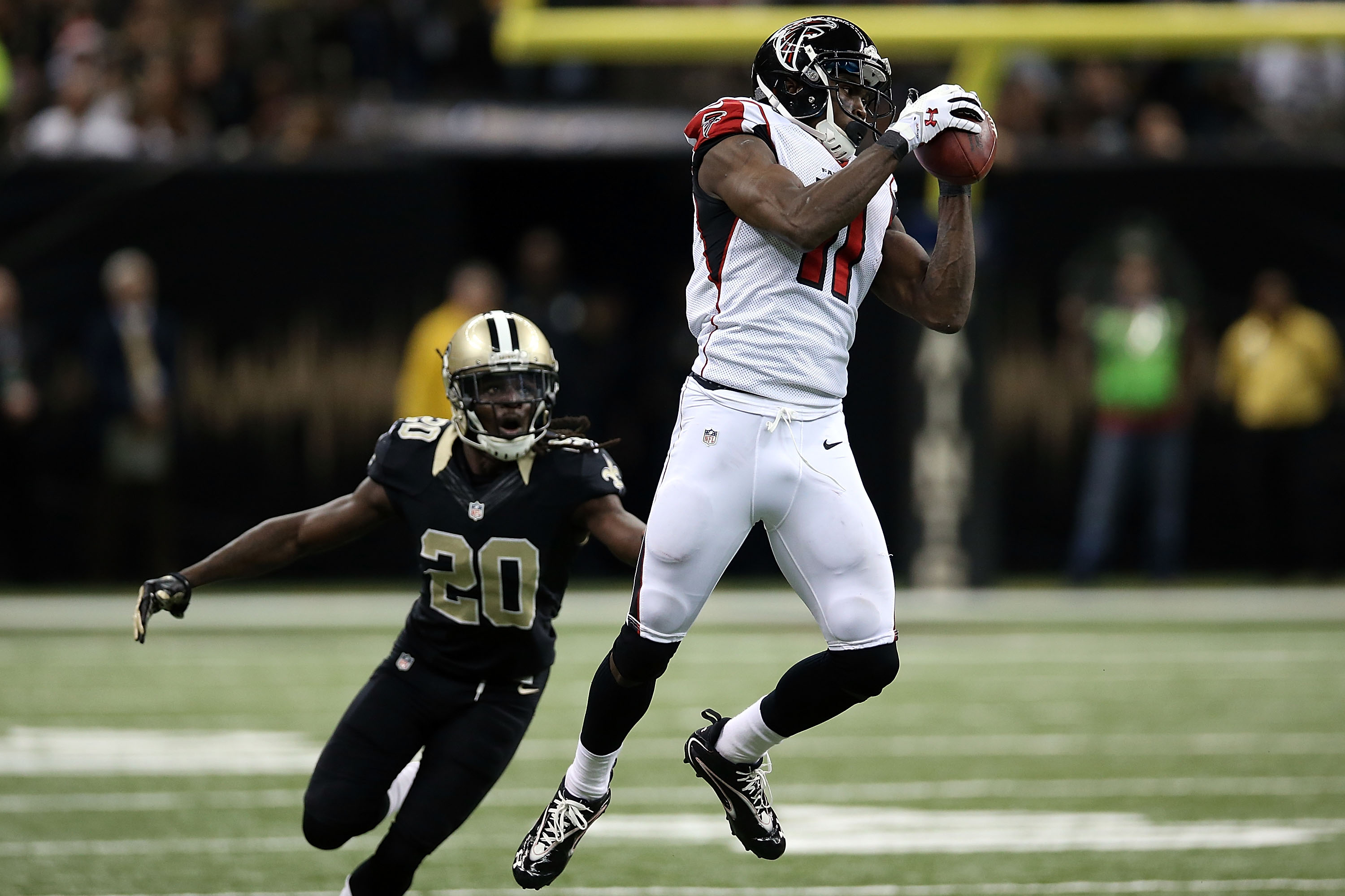 NEW ORLEANS, LA - DECEMBER 21:  Julio Jones #11 of the Atlanta Falcons catches a pass in front of A.J. Davis #20 of the New Orleans Saints during the fourth quarter of a game at the Mercedes-Benz Superdome on December 21, 2014 in New Orleans, Louisiana.  (Photo by Chris Graythen/Getty Images)