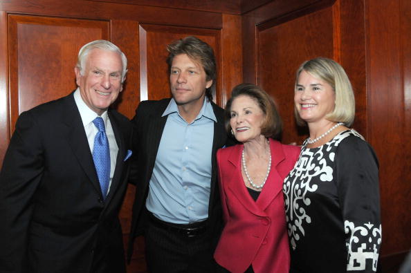 PHILADELPHIA - SEPTEMBER 23:  (L-R)Harold Honickman, Jon Bon Jovi, Lynne Honickman and Leigh Middleton attend the "Coming HOME" 20th anniversary gala for Project H.O.M.E. at the Philadelphia Marriott Downtown on September 23, 2009 in Philadelphia, Pennsylvania.  (Photo by Lisa Lake/Getty Images)