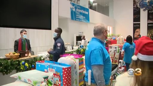 Carolina Panthers Linebacker Haason Reddick Donates Toys To Children In His Hometown Of Camden