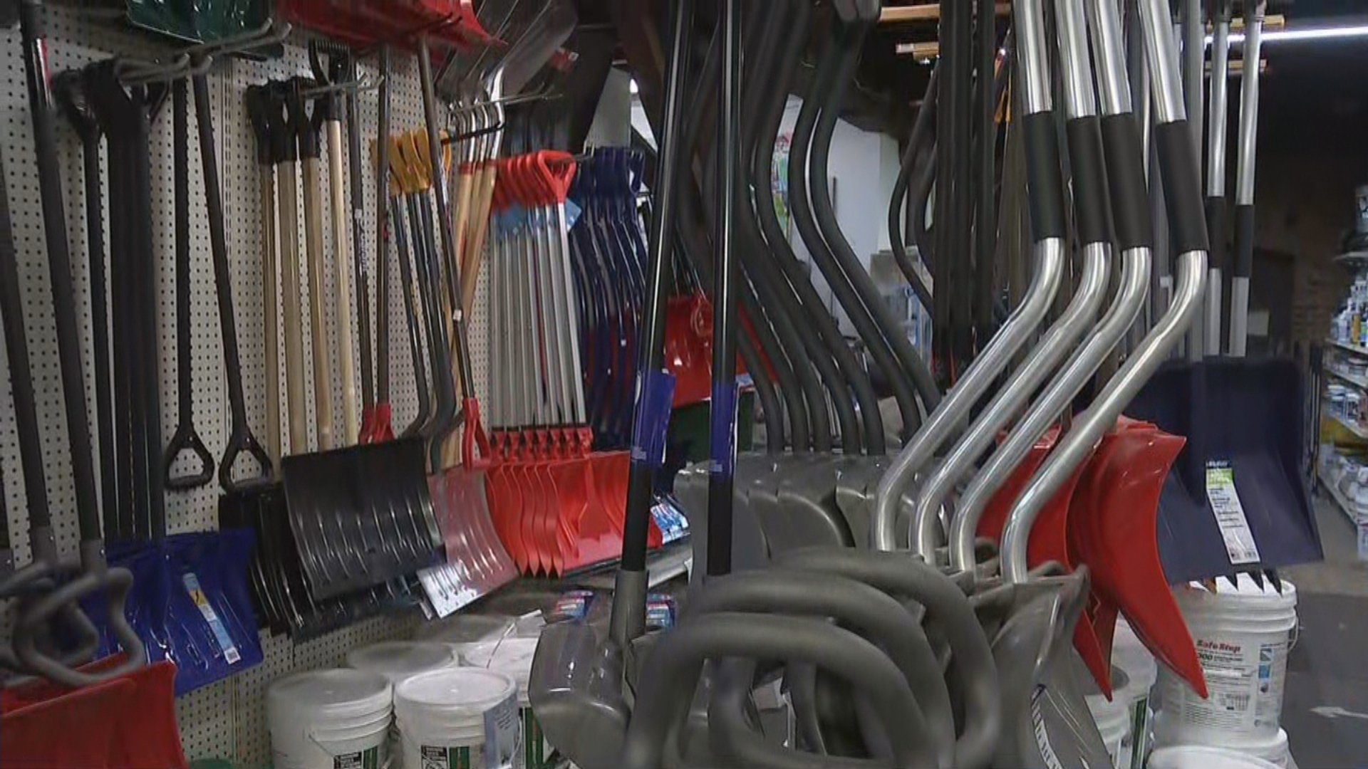 Lack of supply chain leads to some hardware stores in the Philly area being overcrowded with winter weather products – CBS Philly