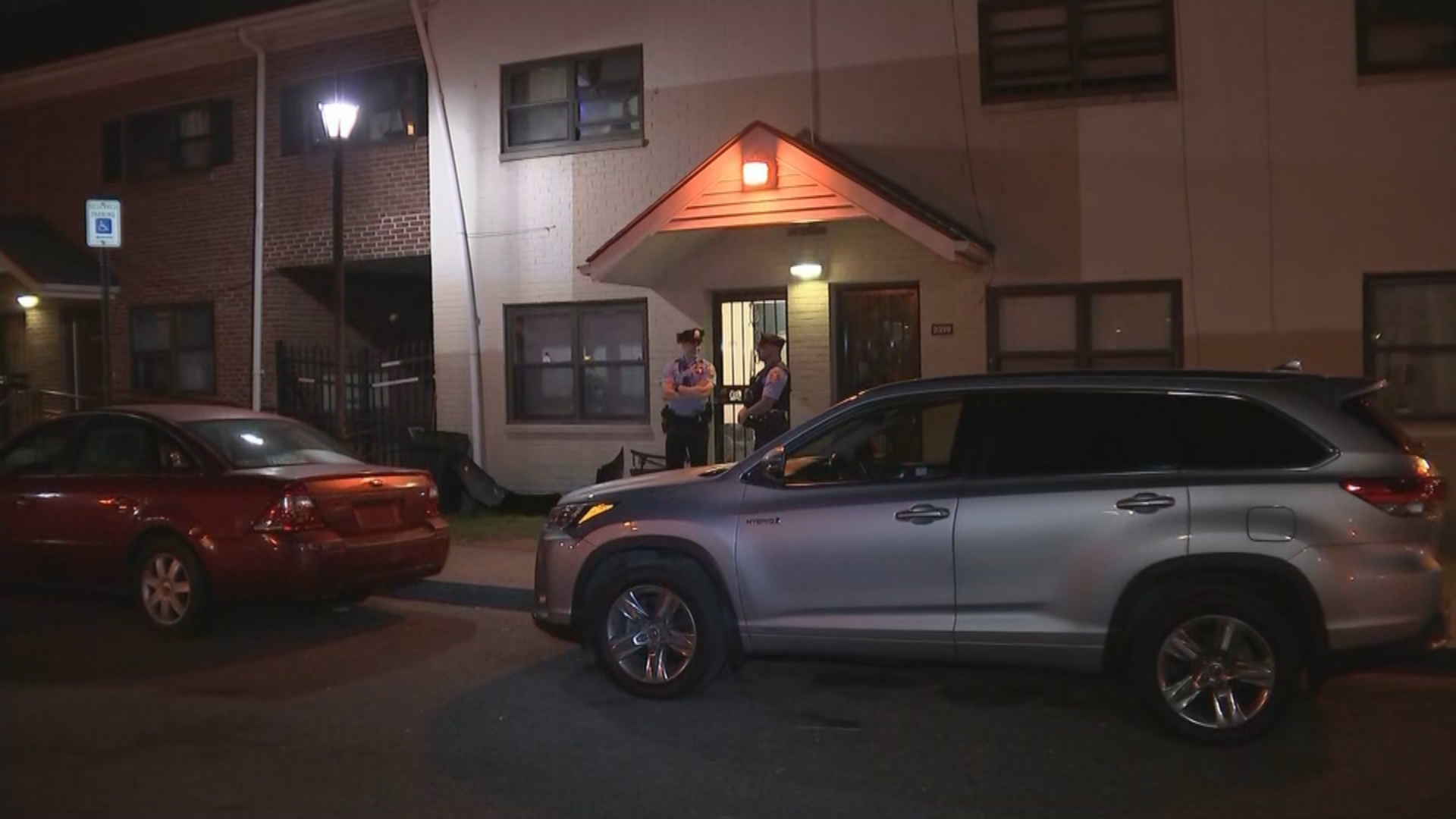 Seorang Wanita Menemukan Remaja Tak Dikenal Menderita Luka Tembakan Di Dalam Rumahnya Di Philadelphia Selatan, Kata Polisi – CBS Philly