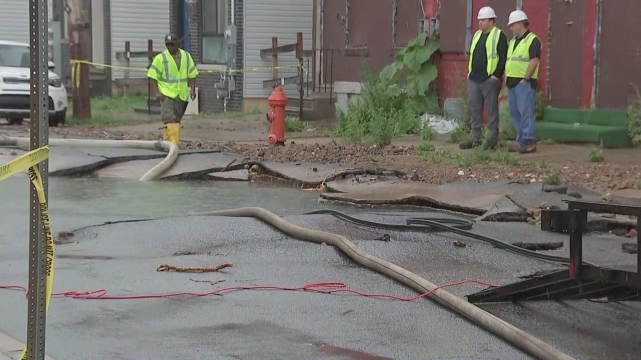 Major Water Main Break In North Philadelphia Floods Basements, Damages Several Cars – CBS Philly