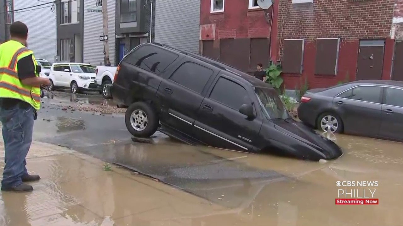 مياه كبيرة تكسر شارع الفيضانات في شمال فيلادلفيا